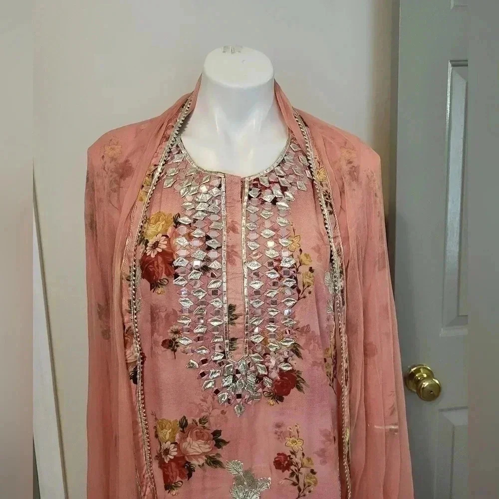 Pakistan Made In India Embroidered/Sequins Floral Top with Sheer Wrap Scarf(S) - Picture 8 of 12